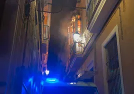 Un vecino de Marqués de Cádiz salta desde el balcón para huir de las llamas