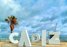 Un marco incomparable para hacerse fotos que va ganando fama: las letras de Cádiz y la Bahía de fondo