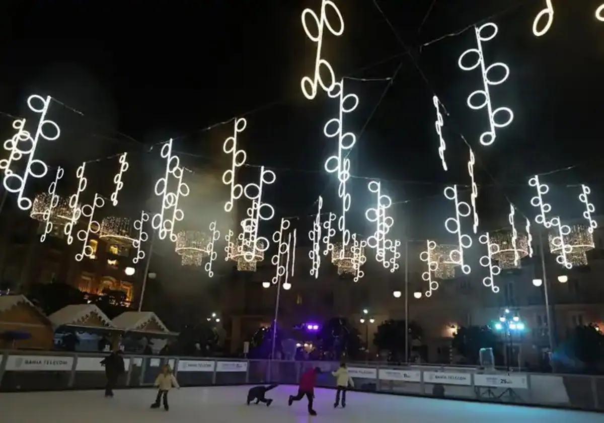 Adornos de Navidad en la plaza de San Antonio, donde se instala la pista de hielo.
