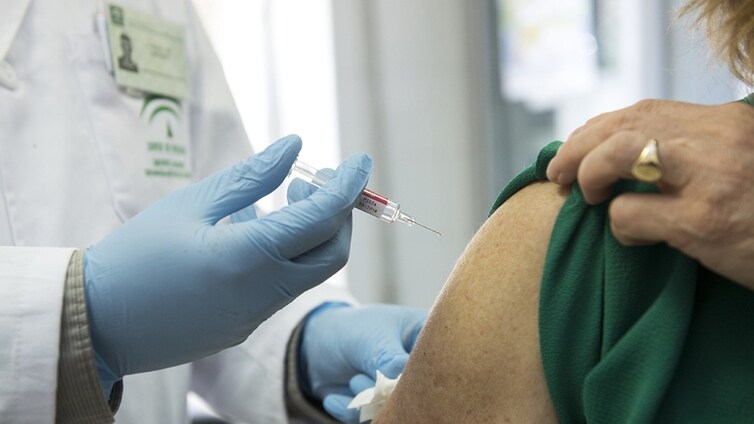 Llamamiento de Salud para vacunarse contra la gripe y la Covid-19 en Cádiz