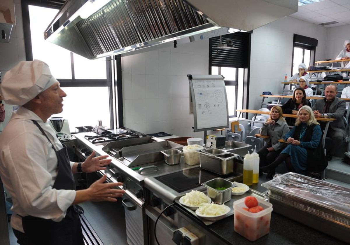 Jornada gastronómica en la Escuela de Hostelería de Cádiz con motivo del Día de la Bandera de Andalucía.