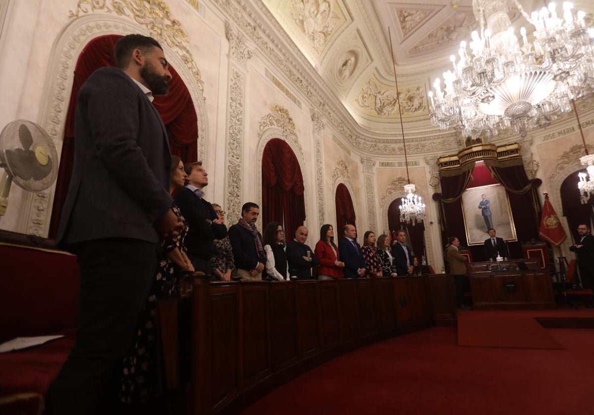 El alcalde y los ediles populares guardando un minuto de silencio en una sesión plenaria.