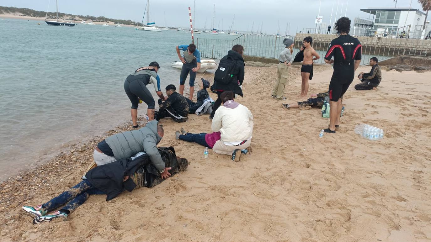 Fotos: Inmigrantes atendidos en la orilla de Sancti Petri