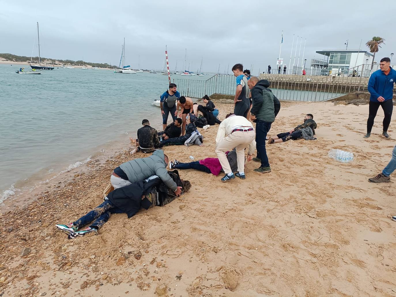 Fotos: Inmigrantes atendidos en la orilla de Sancti Petri
