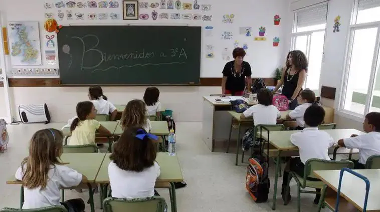 Alumnos atienden en clase en un colegio de Cádiz