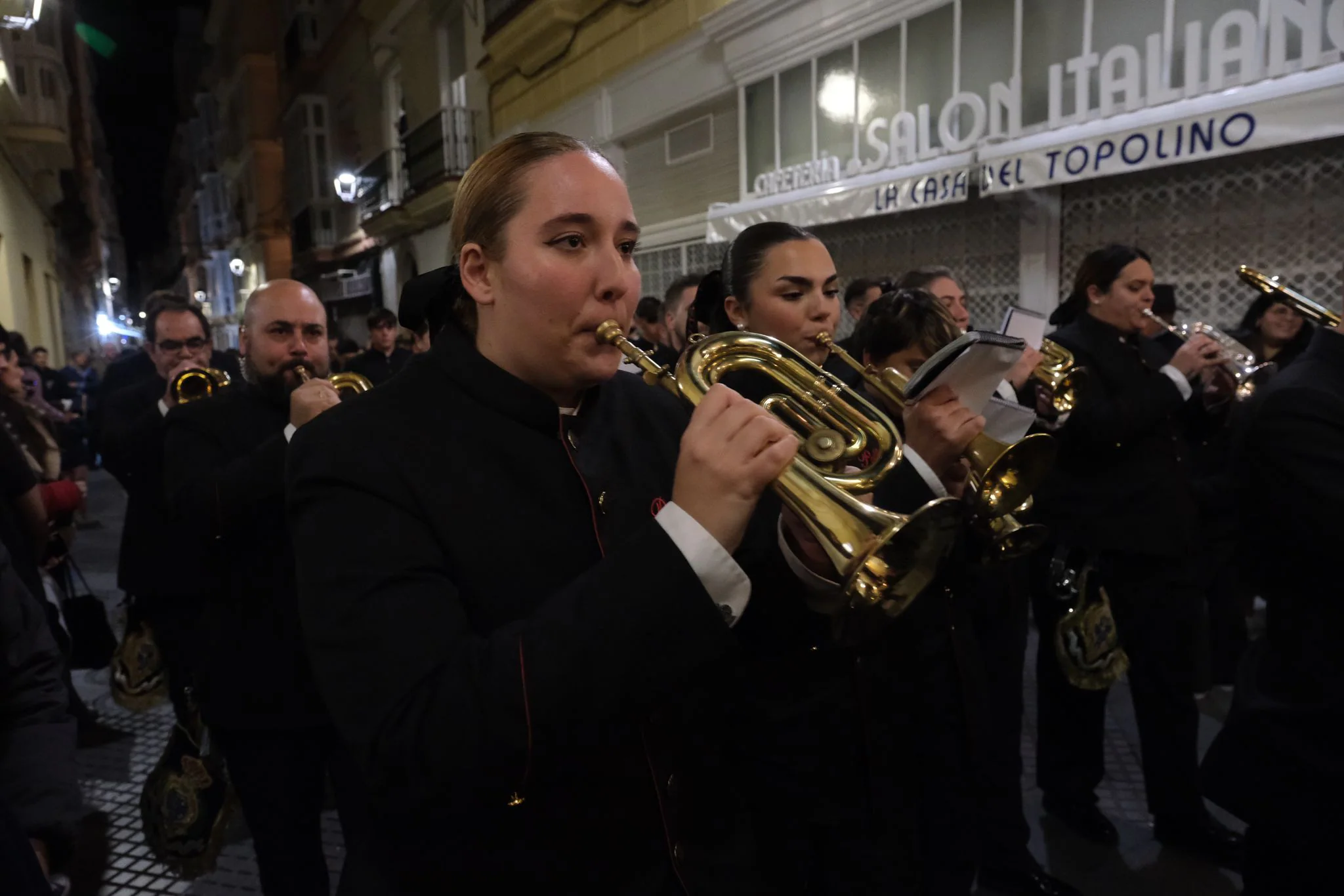 FOTOS: Las bandas de Rosario y Polillas suenan en el pasacalles de Cádiz