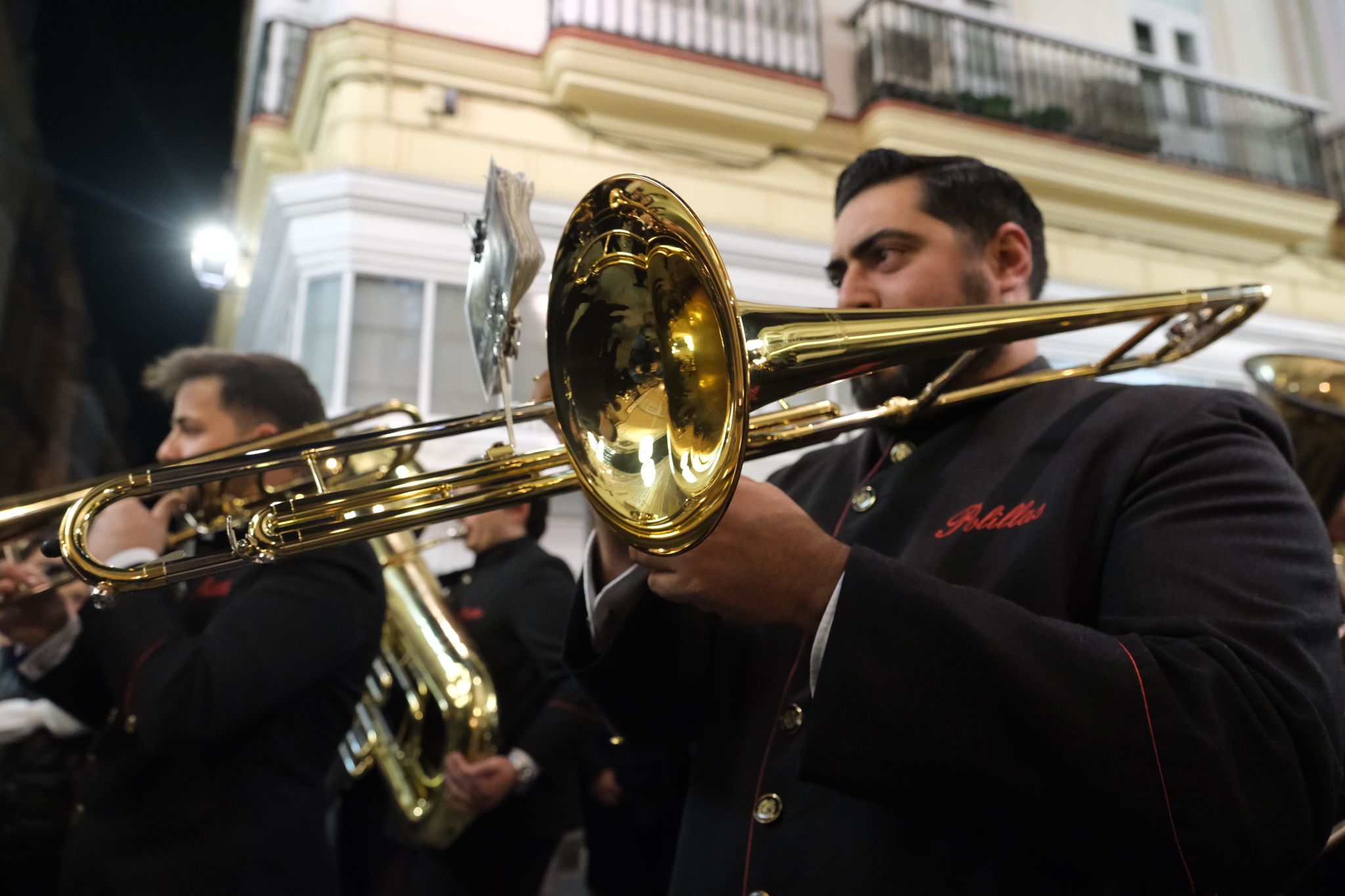 FOTOS: Las bandas de Rosario y Polillas suenan en el pasacalles de Cádiz