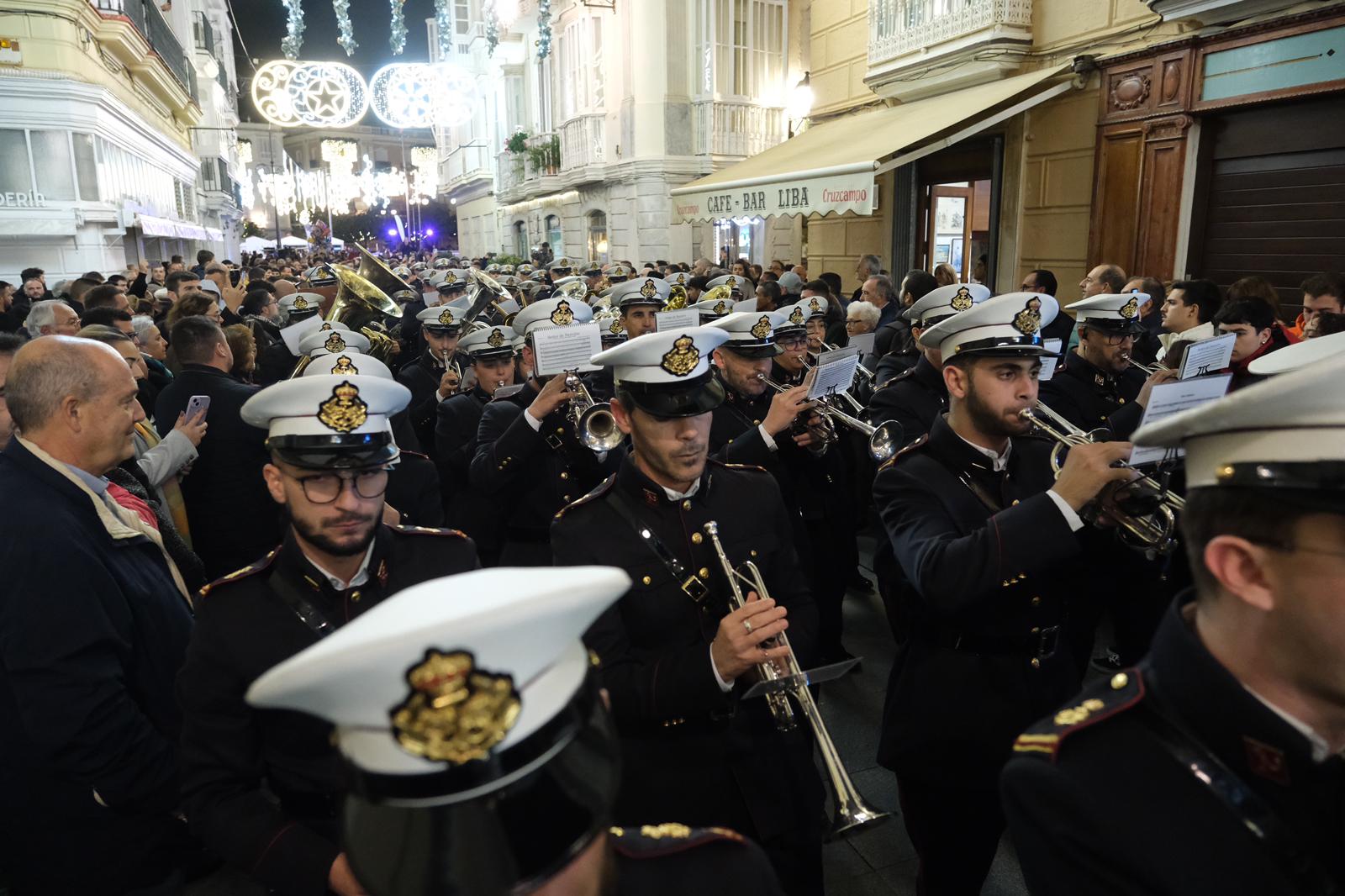 FOTOS: Las bandas de Rosario y Polillas suenan en el pasacalles de Cádiz