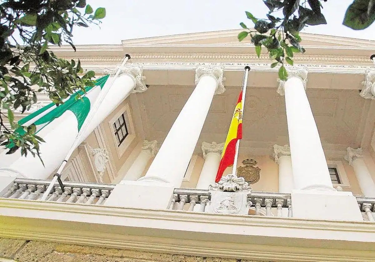 Fachada principal del Ayuntamiento de Cádiz.