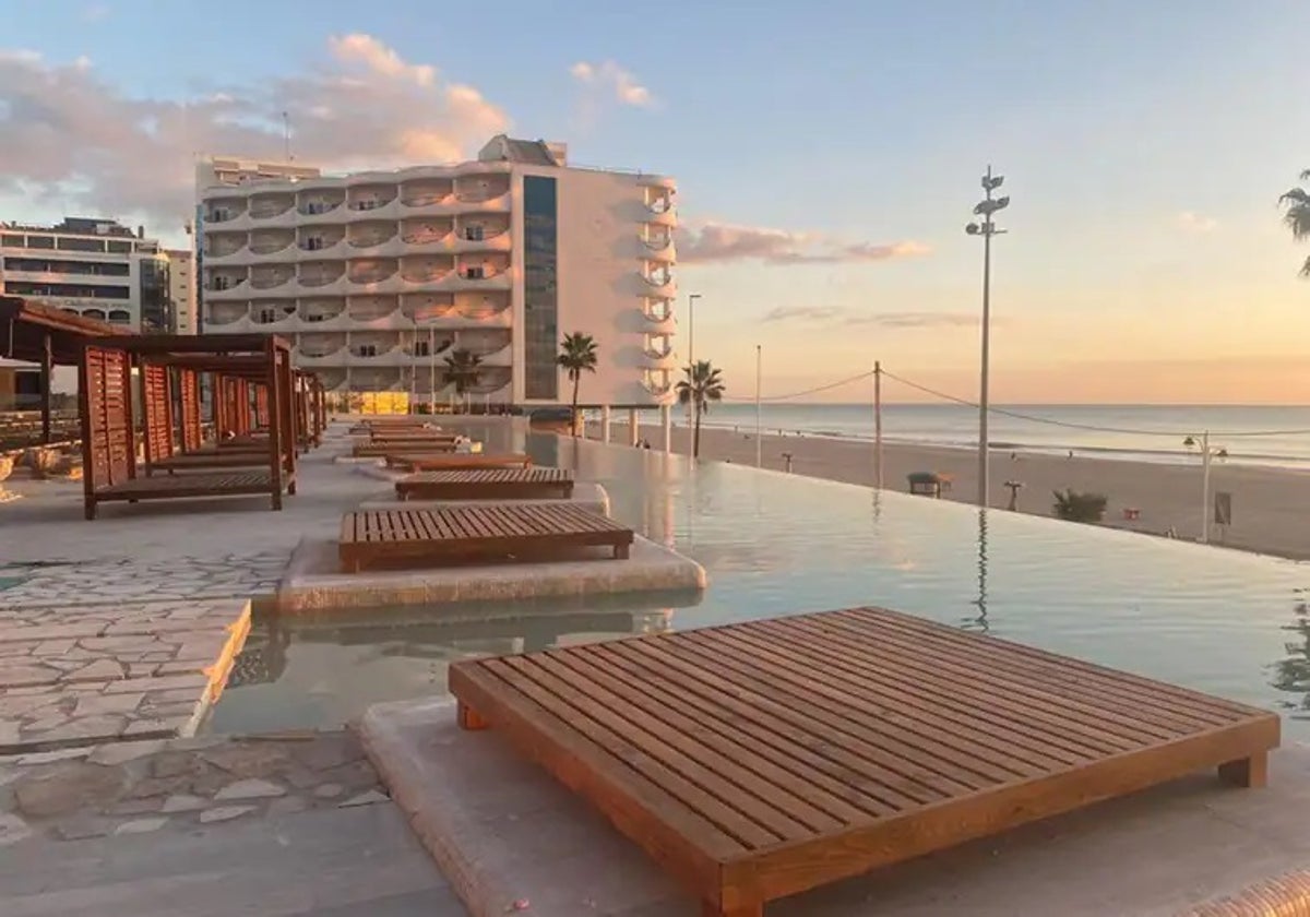 Piscina del hotel Cádiz Bahía, cercano al hotel Playa Victoria