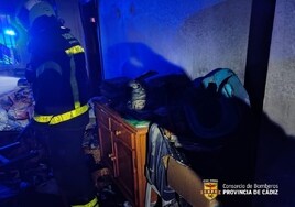 Nuevo susto en una calle de Cádiz por un incendio en una vivienda
