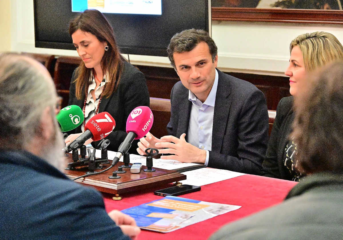 El alcalde de Cádiz, Bruno García, durante la rueda de prensa