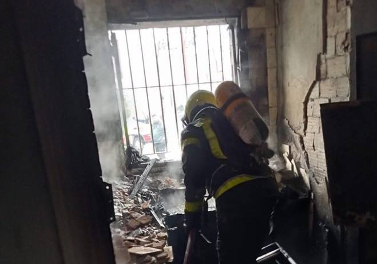 Los bomberos, en plena actuación