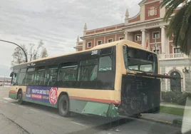 Choque en cadena de dos autobuses y una furgoneta en la Cuesta de las Calesas de Cádiz