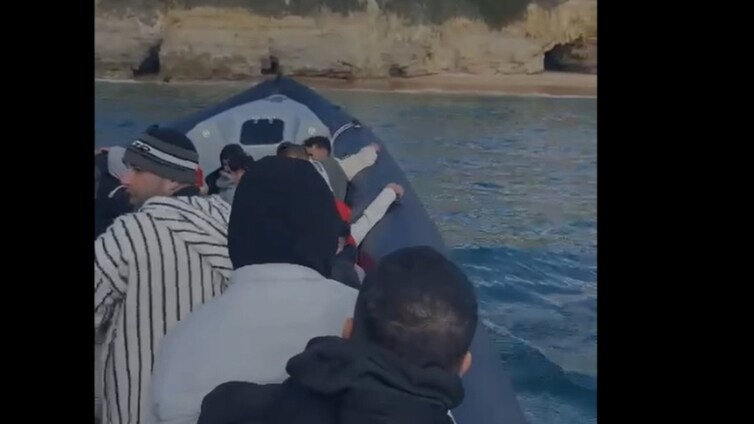 Vídeo: «¡Ve tirando gente ya!», tripulantes de una narcolancha obligan a decenas de inmigrantes a saltar al agua