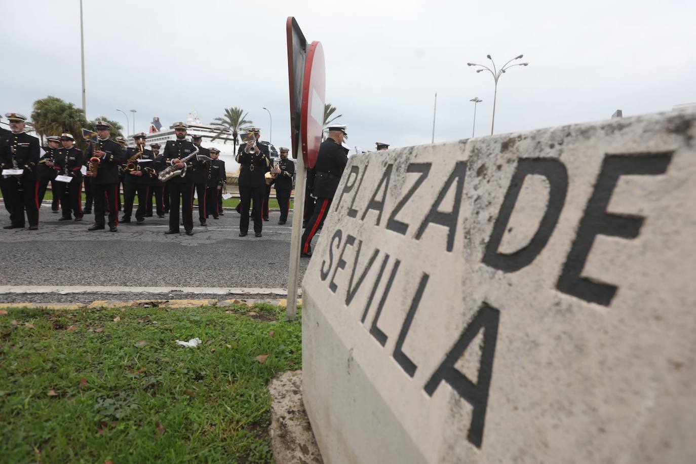 Fotos: Cádiz celebra el Día de la Constitución con la tradicional ofrenda floral e izado de la bandera