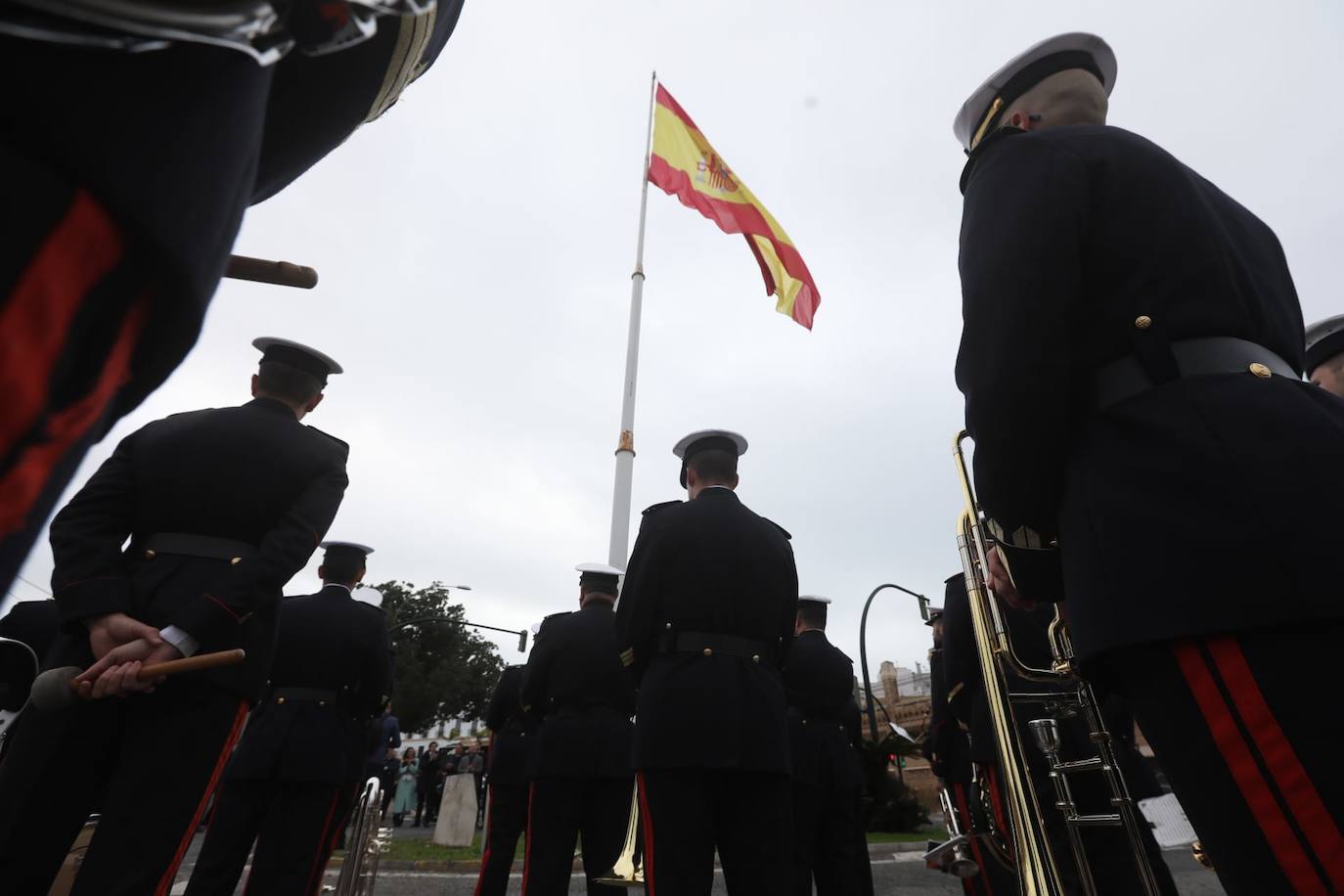 Fotos: Cádiz celebra el Día de la Constitución con la tradicional ofrenda floral e izado de la bandera