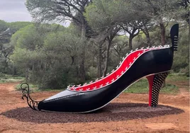 El zapato góndola gigante que se puede ver en Vejer