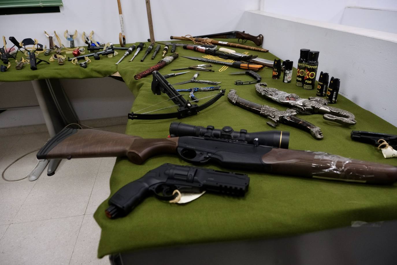 Fotos: El arsenal a la venta por internet en la provincia de Cádiz