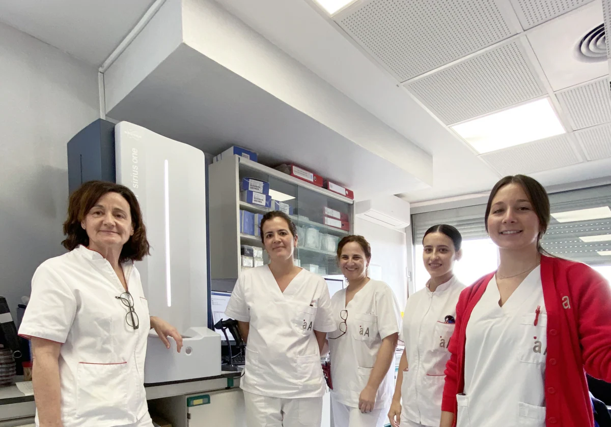 Una parte del equipo del laboratorio del Hospital HLA Jerez Puerta del Sur.