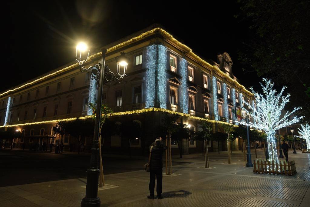 Fotos: El Palacio Provincial de Diputación estrena su iluminación navideña