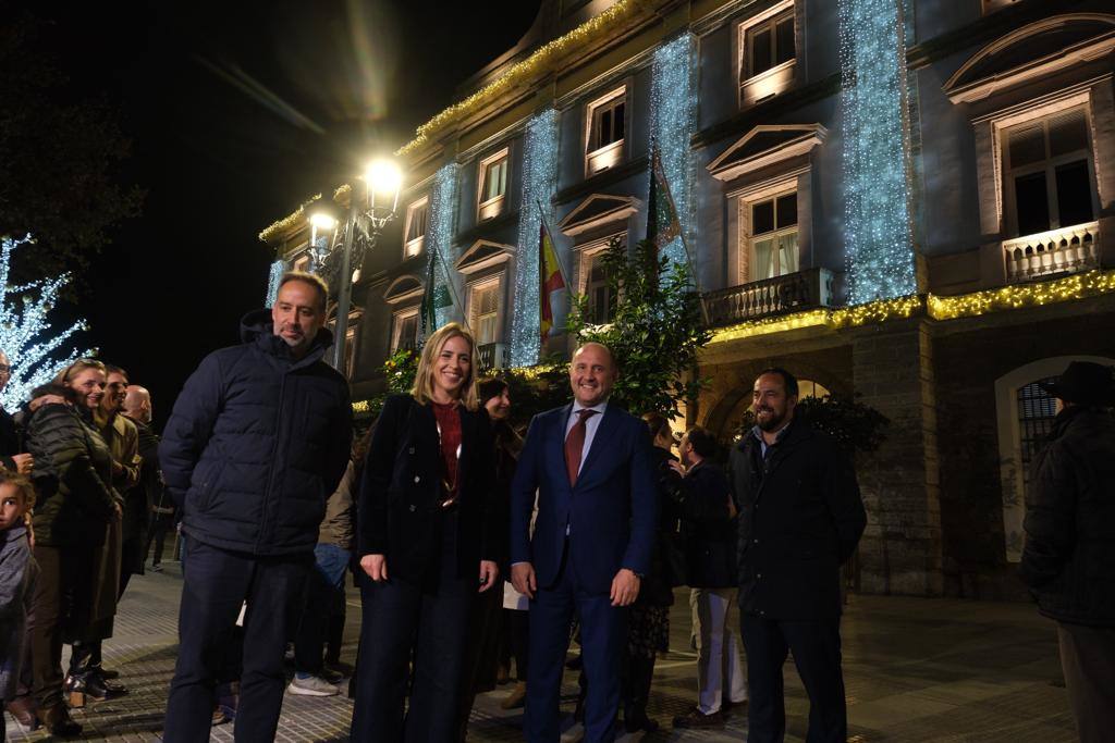 Fotos: El Palacio Provincial de Diputación estrena su iluminación navideña