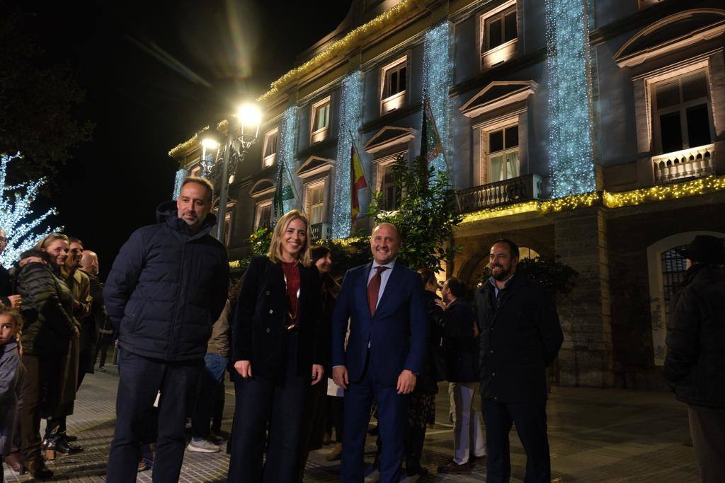 Fotos: El Palacio Provincial de Diputación estrena su iluminación navideña