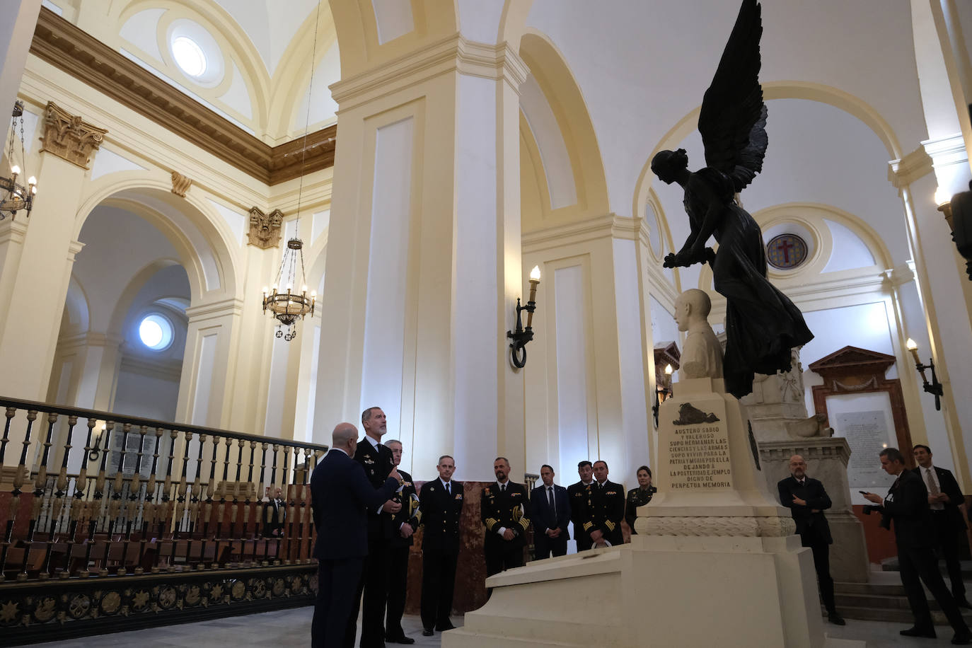 Fotos: El rey Felipe VI conoce la Escuela de Suboficiales y el Panteón de Ilustres Marinos