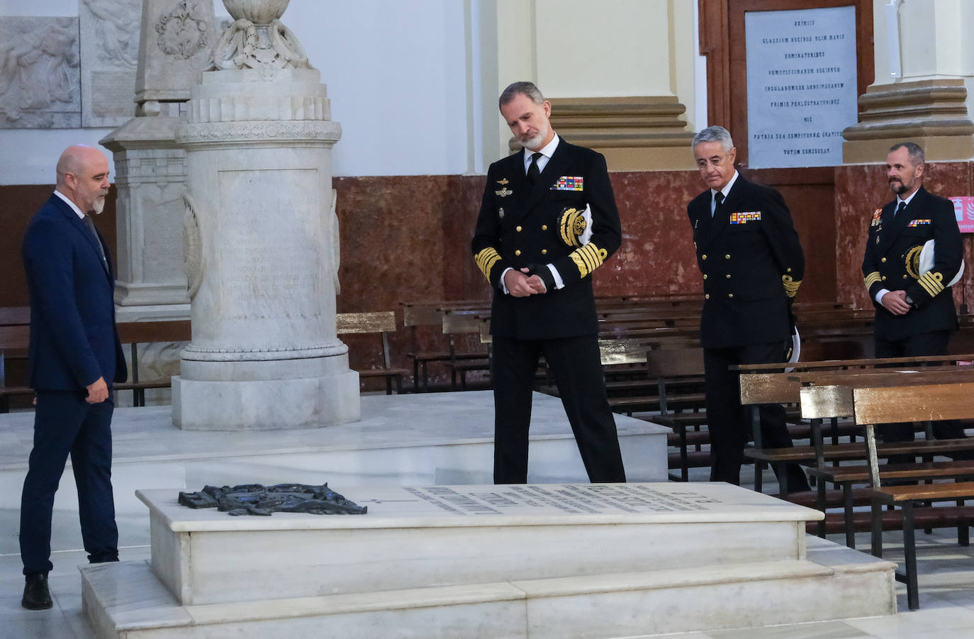 Fotos: El rey Felipe VI conoce la Escuela de Suboficiales y el Panteón de Ilustres Marinos