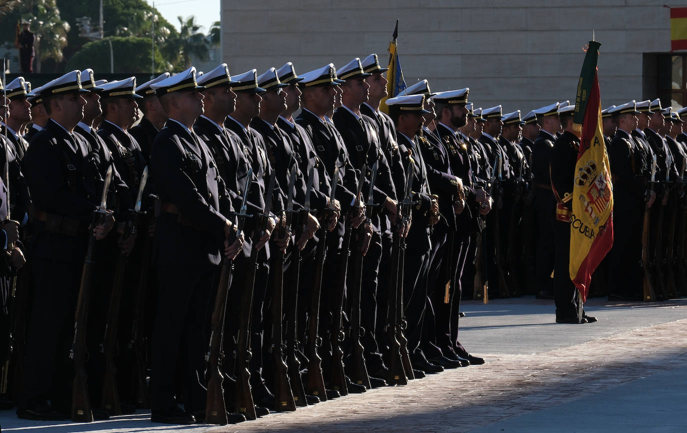 Fotos: El rey Felipe VI conoce la Escuela de Suboficiales y el Panteón de Ilustres Marinos