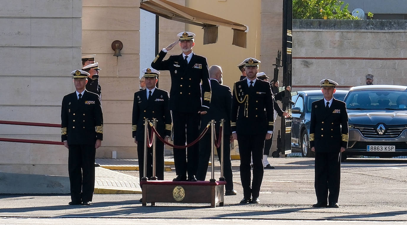 Fotos: El rey Felipe VI conoce la Escuela de Suboficiales y el Panteón de Ilustres Marinos