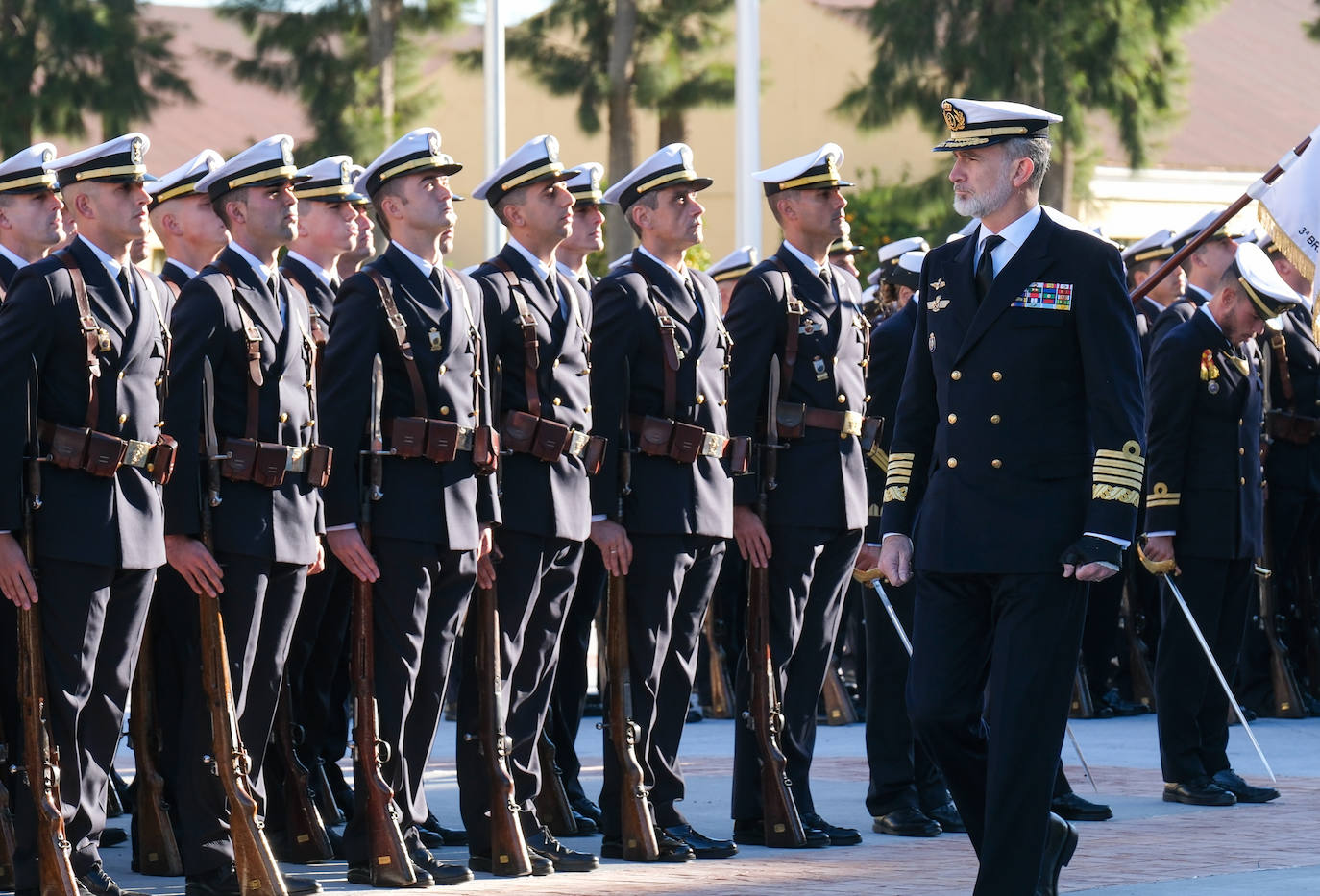 Fotos: El rey Felipe VI conoce la Escuela de Suboficiales y el Panteón de Ilustres Marinos
