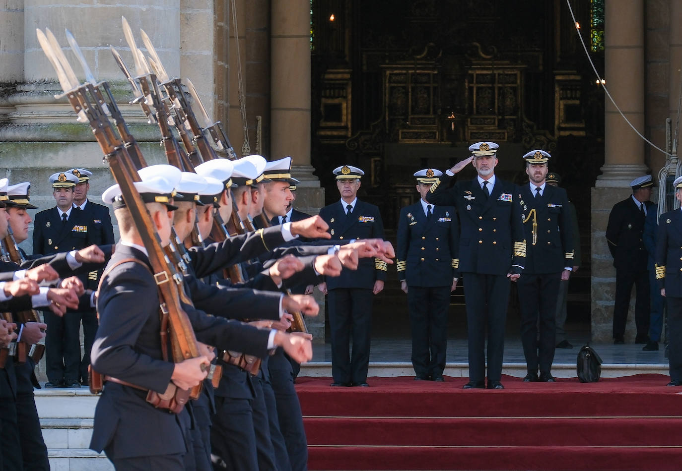 Fotos: El rey Felipe VI conoce la Escuela de Suboficiales y el Panteón de Ilustres Marinos