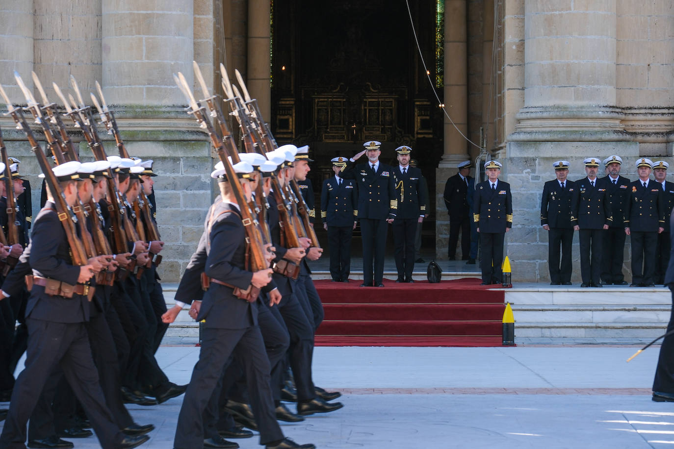 Fotos: El rey Felipe VI conoce la Escuela de Suboficiales y el Panteón de Ilustres Marinos
