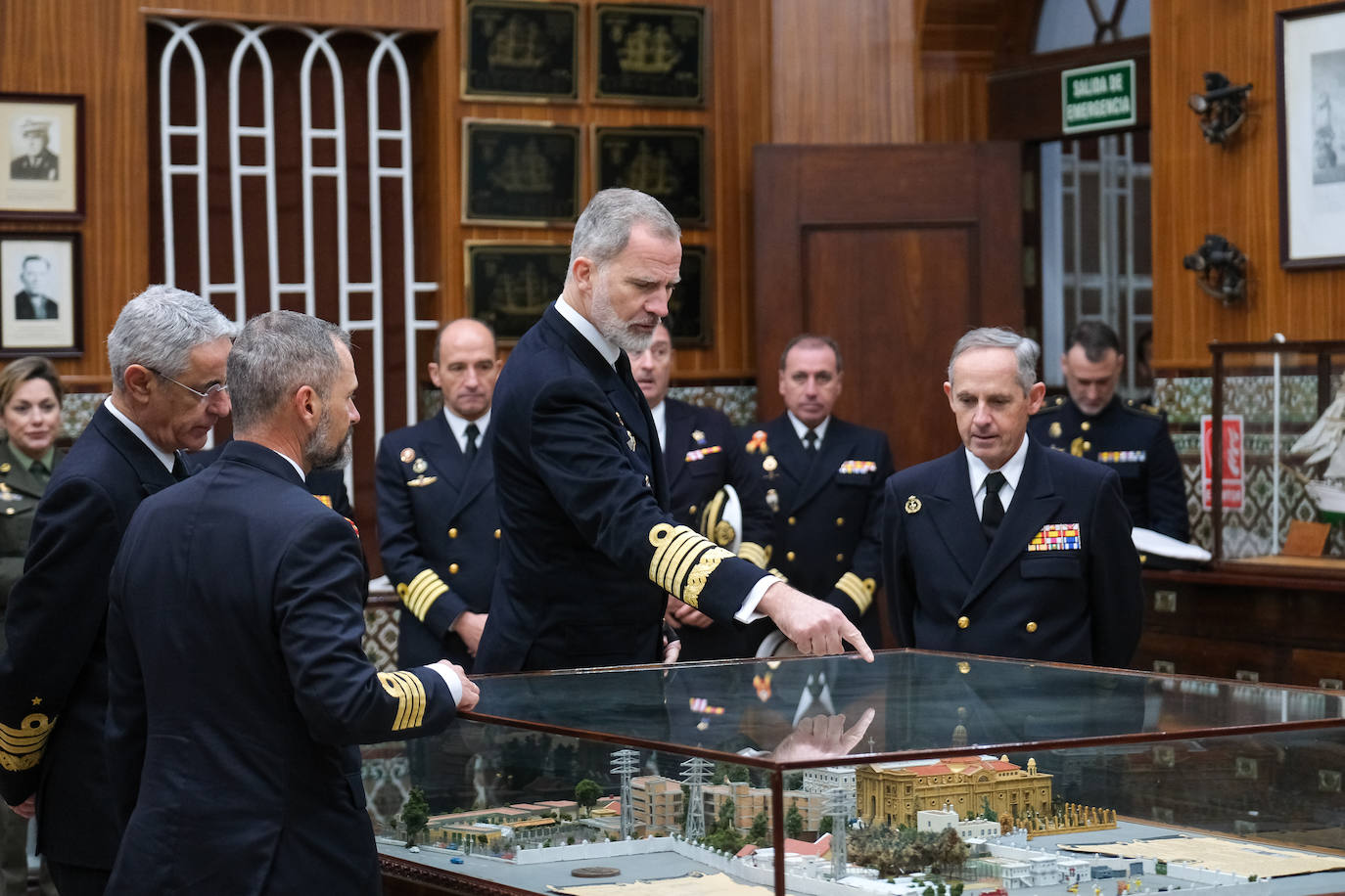 Fotos: El rey Felipe VI conoce la Escuela de Suboficiales y el Panteón de Ilustres Marinos