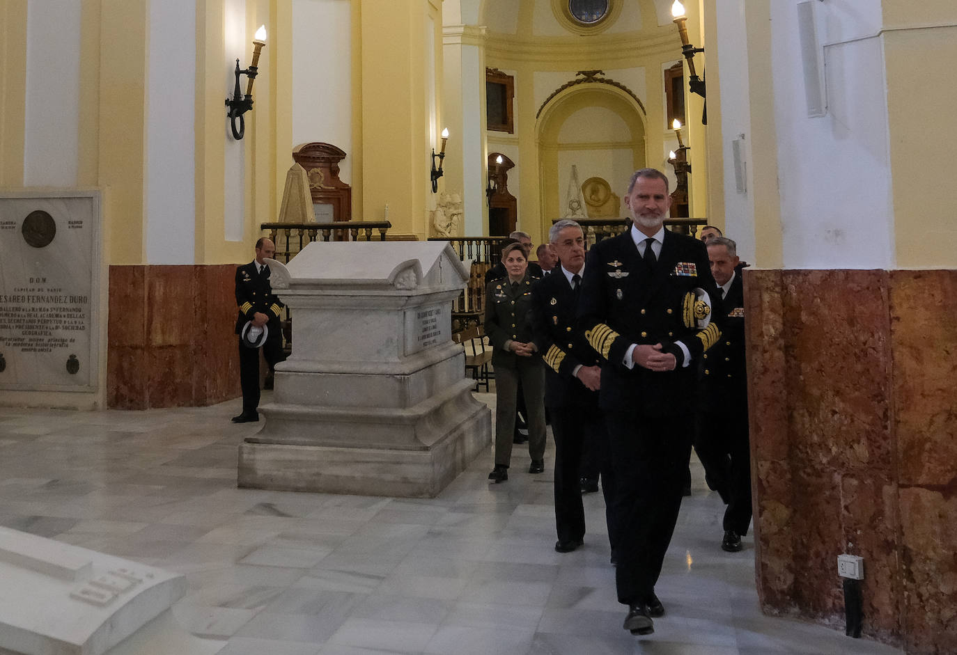 Fotos: El rey Felipe VI conoce la Escuela de Suboficiales y el Panteón de Ilustres Marinos