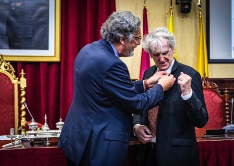 Imagen secundaria 1 - Juan Luis Arsuaga recibe el premio Drago de Oro 2023