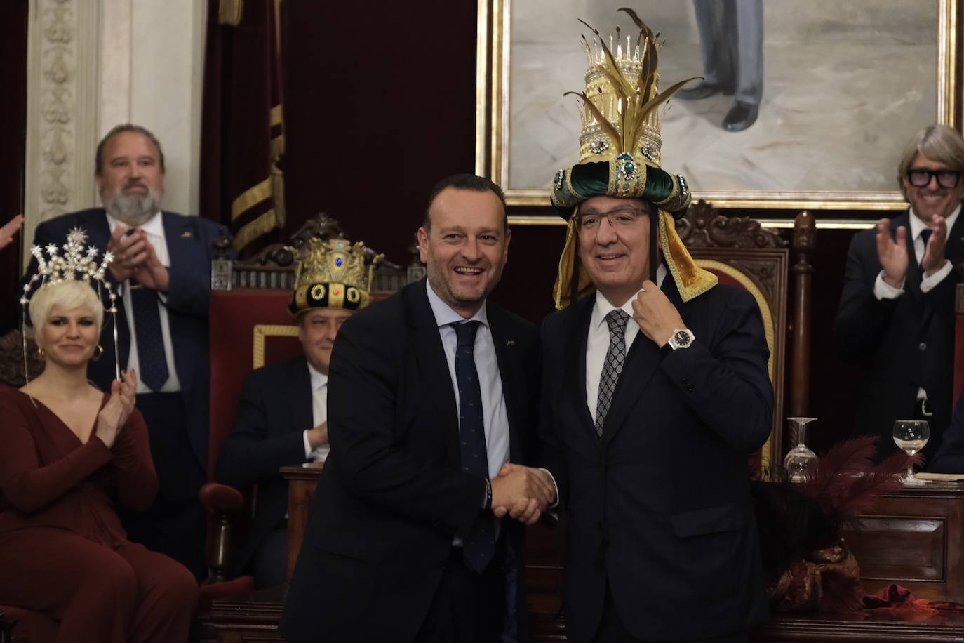 Fotos: entrega de las coronas a los Reyes Magos del año 2024