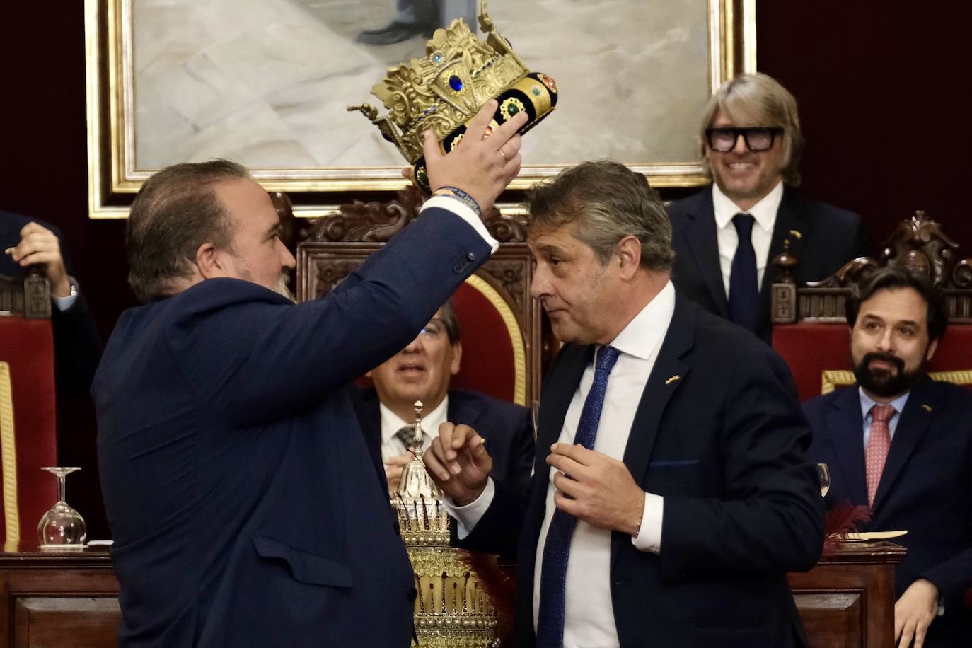 Fotos: entrega de las coronas a los Reyes Magos del año 2024