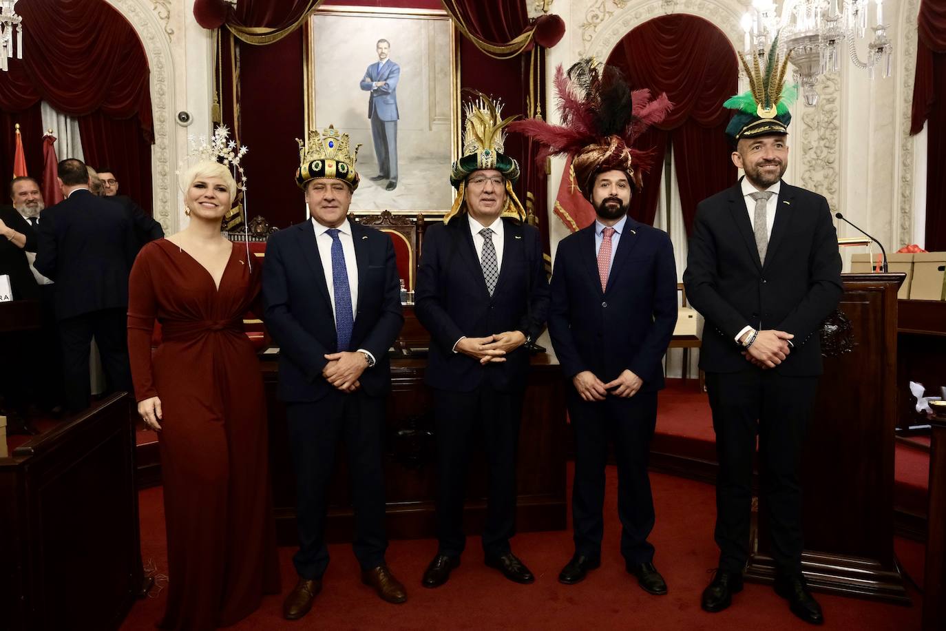 Fotos: entrega de las coronas a los Reyes Magos del año 2024