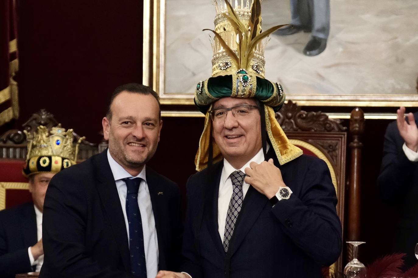 Fotos: entrega de las coronas a los Reyes Magos del año 2024