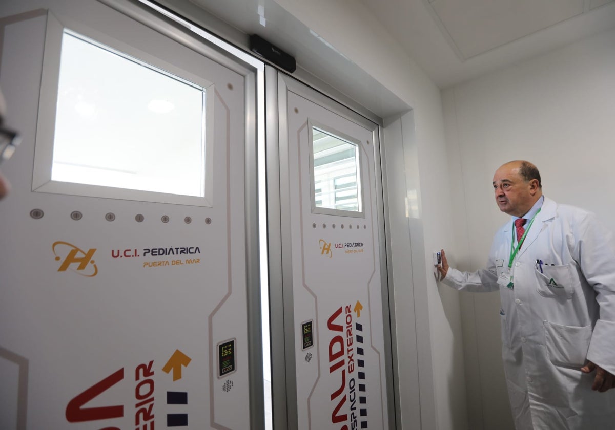 El gerente del Puerta del Mar, Sebastián Quintero, accediendo a la terraza de la UCI Pediátrica.