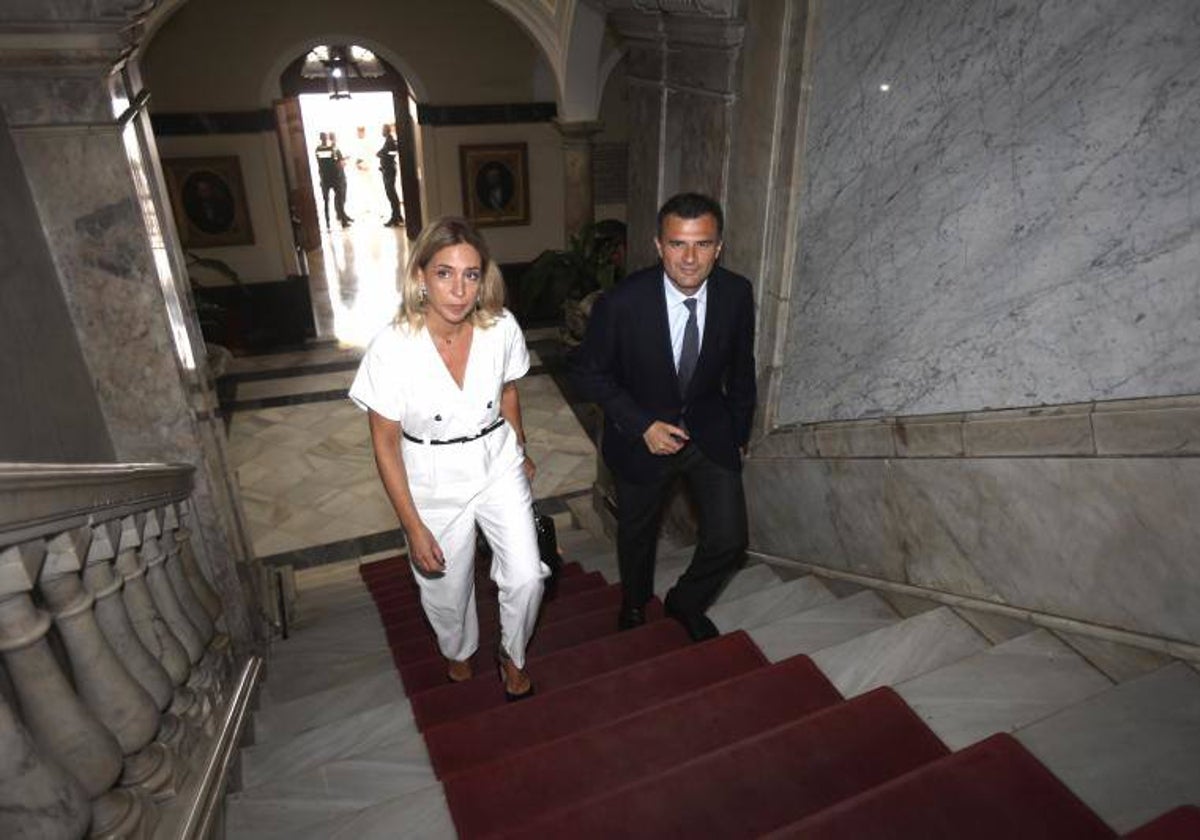 Almudena Martínez del Junco y Bruno García en el Ayuntamiento de Cádiz