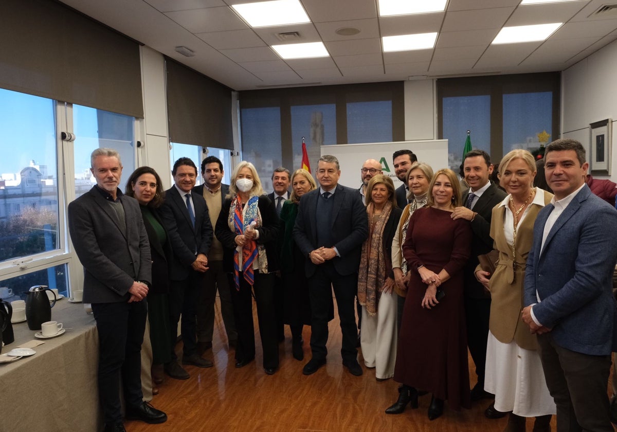 El consejero y la delegada del Gobierno de la Junta en Cádiz con el resto de delegados provinciales en el tradicional desayuno navideño