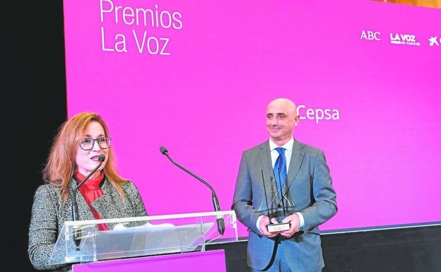 Estrella Blanco, directora de Comunicación Externa y Relaciones Internacionales, y Jesús Velasco, responsable de la Fundación, fueron quienes recogieron el galardón de LA VOZ en representación de Cepsa.