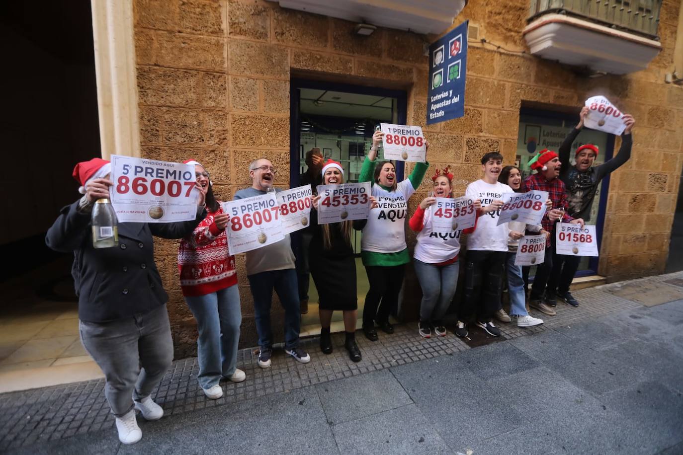 El Gordo en Cádiz: la felicidad de repartir euros y premios entre los vecinos