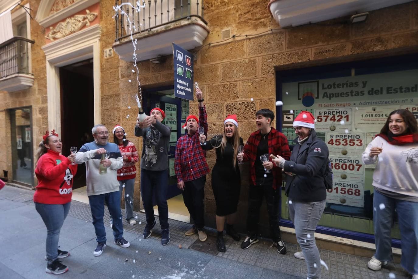 El Gordo en Cádiz: la felicidad de repartir euros y premios entre los vecinos