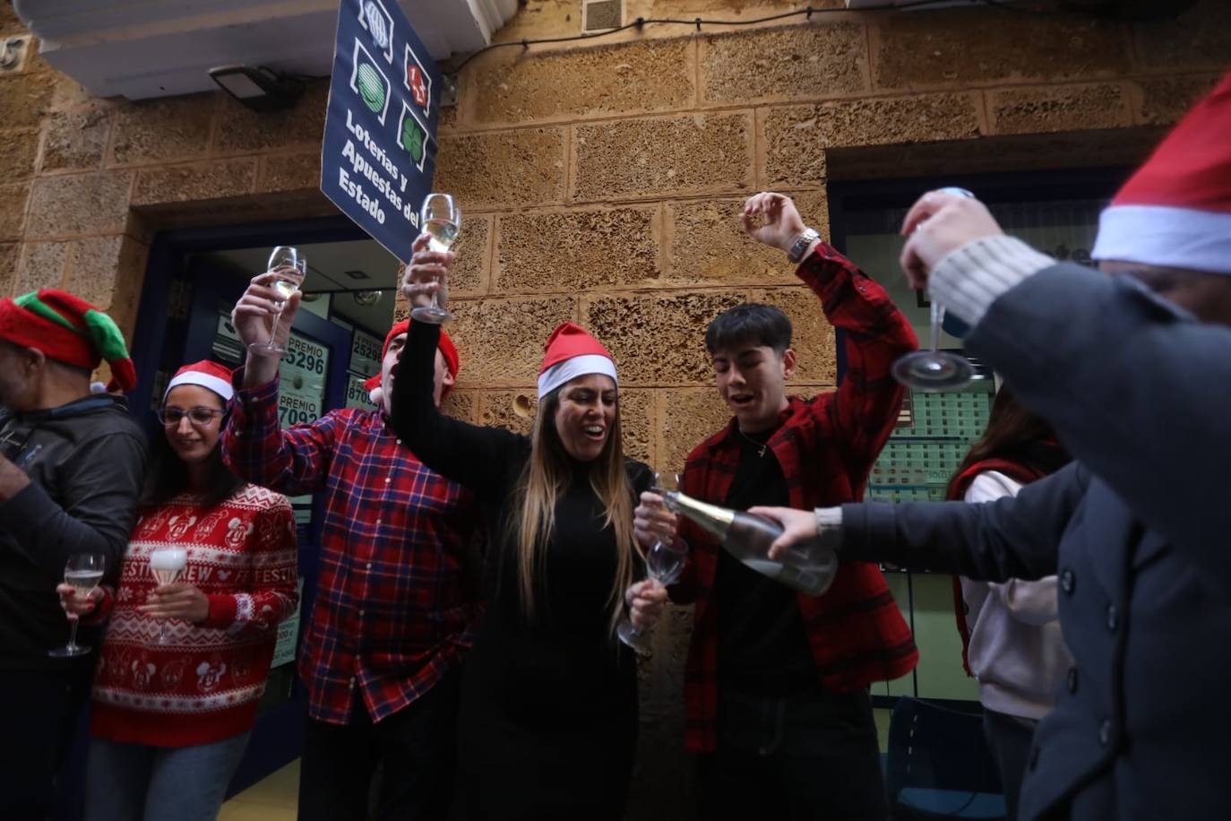El Gordo en Cádiz: la felicidad de repartir euros y premios entre los vecinos