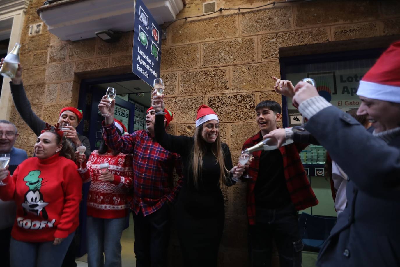 El Gordo en Cádiz: la felicidad de repartir euros y premios entre los vecinos