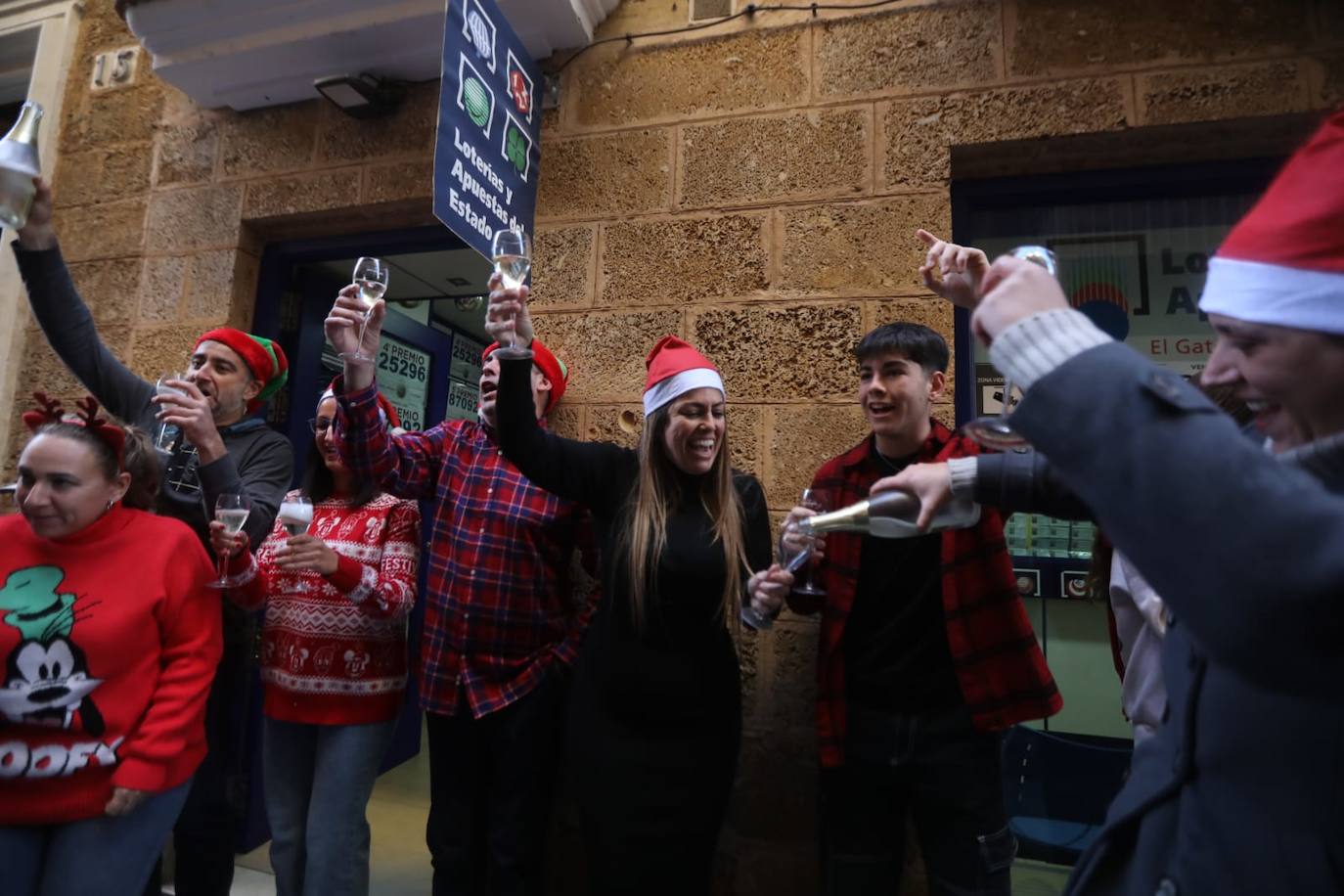 El Gordo en Cádiz: la felicidad de repartir euros y premios entre los vecinos